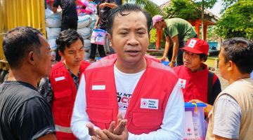 Wakil Ketua Bidang Informasi dan Komunikasi (Infokom) PMI NTB Fahrul Mustofa Bersama Sejumlah Anggota Saat Menyalurkan Bantuan Masyarakat Untuk Korban Gempa di Wilayah Flores, Nusa Tenggara Timur (NTT).