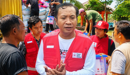 Fahrul Mustofa dan anggota PMI NTB menyalurkan bantuan untuk korban gempa Flores NTT