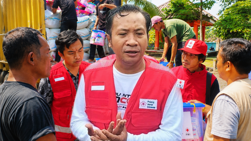 Wakil Ketua Bidang Informasi dan Komunikasi (Infokom) PMI NTB Fahrul Mustofa Bersama Sejumlah Anggota Saat Menyalurkan Bantuan Masyarakat Untuk Korban Gempa di Wilayah Flores, Nusa Tenggara Timur (NTT).
