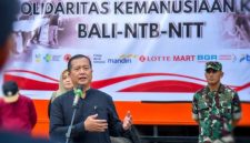 Gubernur NTB Lalu Muhamad Iqbal Didampingi Wakil Gubernur NTB Hj. Indah Dhamayanti Putri atau Akrab Disapa Umi Dinda, Sekda, dan Forkopimda NTB Melepas Tim Solidaritas Kemanusiaan KR BNN yang Membawa Bantuan dan Tenaga Kesehatan untuk Masyarakat Terdampak Gempa Flores, NTT.