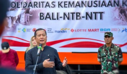 Gubernur NTB Lalu Muhamad Iqbal bersama Umi Dinda dan Forkopimda melepas tim bantuan kemanusiaan untuk korban gempa Flores NTT