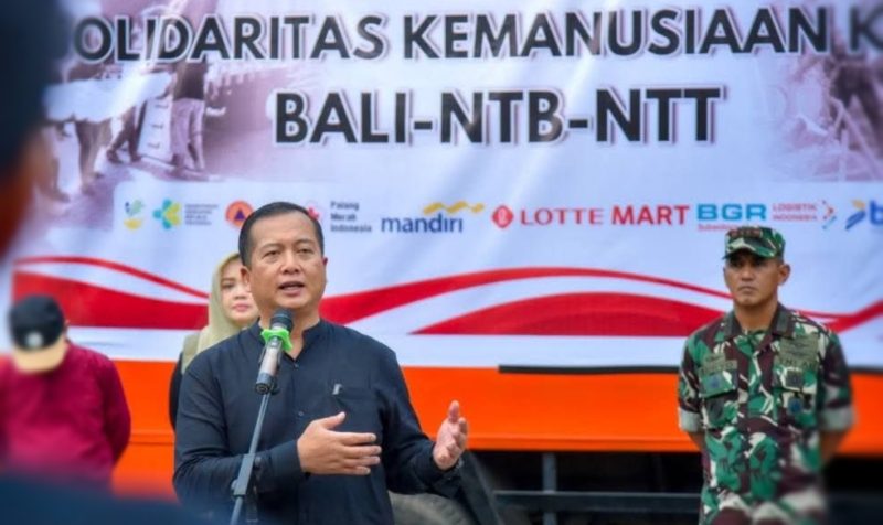 Gubernur NTB Lalu Muhamad Iqbal Didampingi Wakil Gubernur NTB Hj. Indah Dhamayanti Putri atau Akrab Disapa Umi Dinda, Sekda, dan Forkopimda NTB Melepas Tim Solidaritas Kemanusiaan KR BNN yang Membawa Bantuan dan Tenaga Kesehatan untuk Masyarakat Terdampak Gempa Flores, NTT.