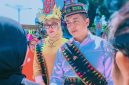 Gubernur NTB Lalu Muhamad Iqbal Bersama Ketua TP PKK NTB Hj. Sinta Agathia M. Iqbal Mengenakan Pakaian Adat Manggarai Saat Upacara HUT ke-81 RI di Kantor Gubernur NTB, Mataram, Senin (17/8/2026), Sebagai Bentuk Solidaritas Untuk Masyarakat NTT Terdampak Gempa.