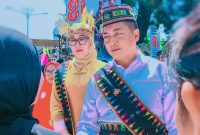 Gubernur NTB Lalu Muhamad Iqbal Bersama Ketua TP PKK NTB Hj. Sinta Agathia M. Iqbal Mengenakan Pakaian Adat Manggarai Saat Upacara HUT ke-81 RI di Kantor Gubernur NTB, Mataram, Senin (17/8/2026), Sebagai Bentuk Solidaritas Untuk Masyarakat NTT Terdampak Gempa.