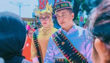 Gubernur NTB Lalu Muhamad Iqbal Bersama Ketua TP PKK NTB Hj. Sinta Agathia M. Iqbal Mengenakan Pakaian Adat Manggarai Saat Upacara HUT ke-81 RI di Kantor Gubernur NTB, Mataram, Senin (17/8/2026), Sebagai Bentuk Solidaritas Untuk Masyarakat NTT Terdampak Gempa.