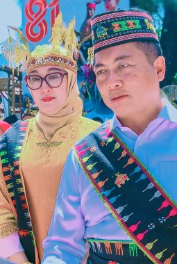 Gubernur NTB dan Istri Kenakan Adat Manggarai di HUT ke-81 RI, NTT Tidak Sendiri