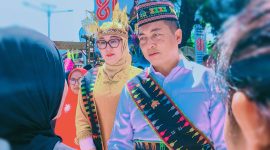 Gubernur NTB Lalu Muhamad Iqbal Bersama Ketua TP PKK NTB Hj. Sinta Agathia M. Iqbal Mengenakan Pakaian Adat Manggarai Saat Upacara HUT ke-81 RI di Kantor Gubernur NTB, Mataram, Senin (17/8/2026), Sebagai Bentuk Solidaritas Untuk Masyarakat NTT Terdampak Gempa.