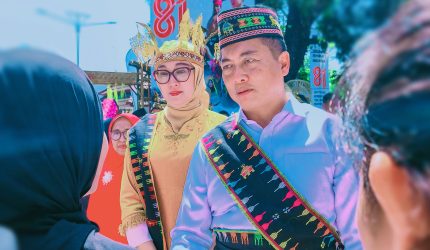 Gubernur NTB Lalu Muhamad Iqbal dan istri mengenakan pakaian adat Manggarai saat HUT ke-81 RI