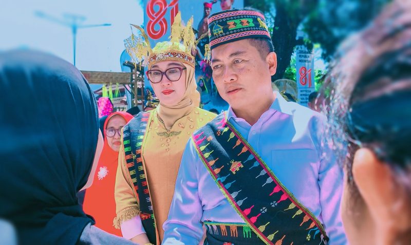 Gubernur NTB Lalu Muhamad Iqbal Bersama Ketua TP PKK NTB Hj. Sinta Agathia M. Iqbal Mengenakan Pakaian Adat Manggarai Saat Upacara HUT ke-81 RI di Kantor Gubernur NTB, Mataram, Senin (17/8/2026), Sebagai Bentuk Solidaritas Untuk Masyarakat NTT Terdampak Gempa.