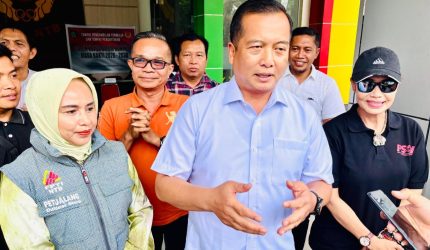 Lalu Muhamad Iqbal mendaftar bakal calon Ketua KONI NTB didampingi Ketua KONI dan Cabor