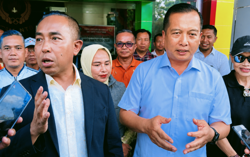 Mori Hanafi dan Gubernur NTB Lalu Muhamad Iqbal dan  saat mendaftar sebagai bakal calon Ketua KONI NTB periode 2026-2030, didampingi sejumlah Ketua KONI Kabupaten/Kota dan Pengurus Cabang Olahraga olahraga (Cabor).