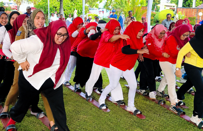 Warga Bima-Dompu dan NTT Antusias Mengikuti Berbagai Perlombaan Dalam Rangka Memeriahkan HUT RI ke-81 di Halaman Pendopo Wagub NTB, Selasa (18/8/2026).
