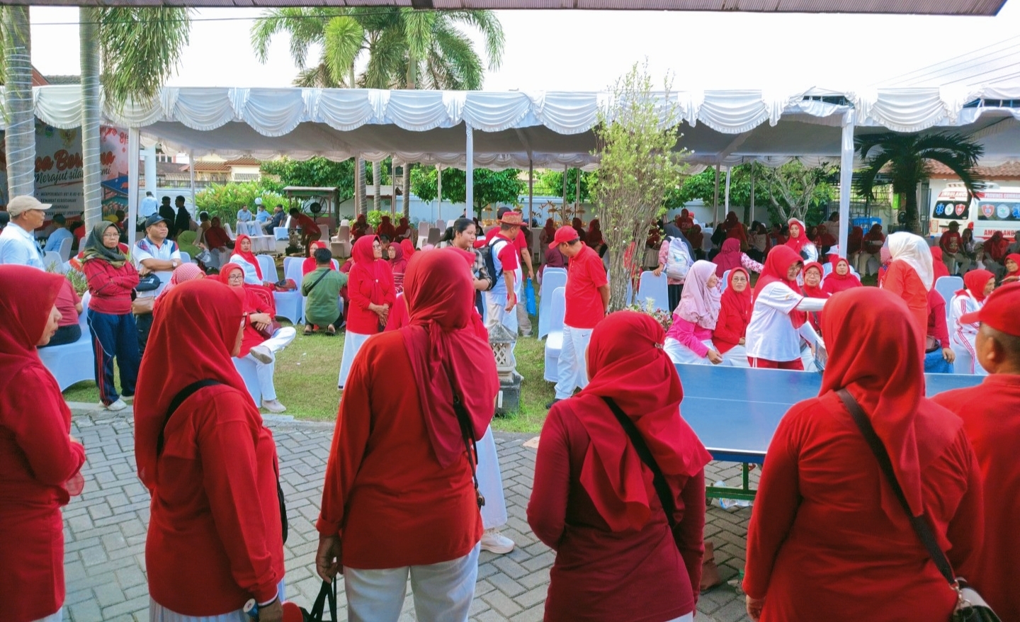 Ibu-ibu mengikuti lomba tradisional dan tenis meja HUT RI ke-81 di Pendopo Wagub NTB