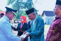 Penyerahan Manfaat Jaminan Sosial Ketenagakerjaan kepada Ahli Waris Peserta BPJS Ketenagakerjaan di Kota Bima usai Upacara HUT ke-81 Kemerdekaan RI.