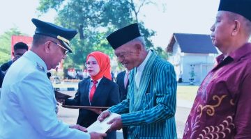 Penyerahan Manfaat Jaminan Sosial Ketenagakerjaan kepada Ahli Waris Peserta BPJS Ketenagakerjaan di Kota Bima usai Upacara HUT ke-81 Kemerdekaan RI.