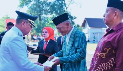 Pemkot Bima menyerahkan manfaat BPJS Ketenagakerjaan kepada ahli waris pekerja rentan