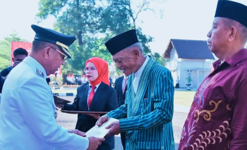 Penyerahan Manfaat Jaminan Sosial Ketenagakerjaan kepada Ahli Waris Peserta BPJS Ketenagakerjaan di Kota Bima usai Upacara HUT ke-81 Kemerdekaan RI.