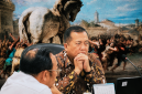 Gubernur NTB Lalu Muhamad Iqbal Dengan Latar Ilustrasi Kuda Troya, Menggambarkan Sorotan Mi6 Terhadap dDnamika Pencalonan Ketua KONI NTB periode 2026-2030.