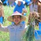 Titiek Soeharto saat Berada di Sembalun, Lombok Timur, Dalam Momen Napak Tilas Jejak Presiden ke-2 RI Soeharto dan Ibu Tien Soeharto yang Pernah Berada di Kawasan Tersebut Sekitar 39 Tahun Lalu.