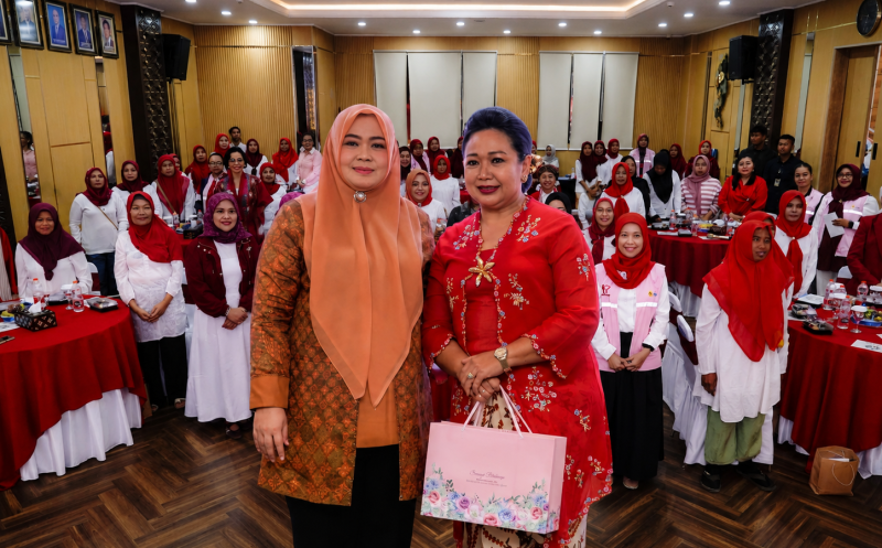 Wakil Gubernur NTB Indah Dhamayanti Putri saat membuka kegiatan Srikandi PLN bertajuk 'Ruang Cerita Ibu' di Kantor PLN UIW NTB, Kamis (20/8/2026).