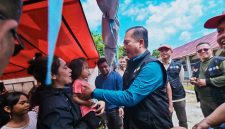 Gubernur NTB Lalu Muhamad Iqbal Saat Menemui dan Menyapa Masyarakat Terdampak Gempa di Manggarai Timur, NTT, Kamis (20/8/2026).