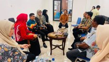 Sekretaris Dinas Koperasi UKM Provinsi NTB Baiq Ayu Juita Mayasari Menerima Kunjungan Kerja Komisi II DPRD Kabupaten Sumbawa Barat di Aula PLUT KUMKM NTB.