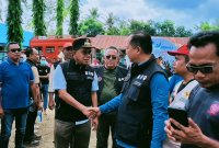 Terlihat Gubernur NTT Melki Laka Lena Bersalaman Dengan Gubernur NTB Lalu Muhamad Iqbal Sebagai Ungkapan Terimakasih Atas Gerak Cepat dan Dukungan NTB Bagi Masyarakat Terdampak Gempa Flores Saat Meninjau Lokasi Korban Gempa di Posko Dampek, Manggarai Timur, Kamis (20/8/2026).