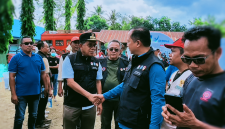 Terlihat Gubernur NTT Melki Laka Lena Bersalaman Dengan Gubernur NTB Lalu Muhamad Iqbal Sebagai Ungkapan Terimakasih Atas Gerak Cepat dan Dukungan NTB Bagi Masyarakat Terdampak Gempa Flores Saat Meninjau Lokasi Korban Gempa di Posko Dampek, Manggarai Timur, Kamis (20/8/2026).