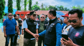 Terlihat Gubernur NTT Melki Laka Lena Bersalaman Dengan Gubernur NTB Lalu Muhamad Iqbal Sebagai Ungkapan Terimakasih Atas Gerak Cepat dan Dukungan NTB Bagi Masyarakat Terdampak Gempa Flores Saat Meninjau Lokasi Korban Gempa di Posko Dampek, Manggarai Timur, Kamis (20/8/2026).