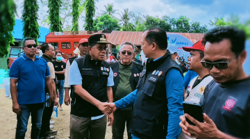 Terlihat Gubernur NTT Melki Laka Lena Bersalaman Dengan Gubernur NTB Lalu Muhamad Iqbal Sebagai Ungkapan Terimakasih Atas Gerak Cepat dan Dukungan NTB Bagi Masyarakat Terdampak Gempa Flores Saat Meninjau Lokasi Korban Gempa di Posko Dampek, Manggarai Timur, Kamis (20/8/2026).