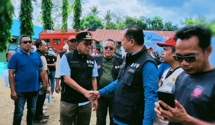 Gubernur NTT Melki Laka Lena bersalaman dengan Gubernur NTB Lalu Muhamad Iqbal saat meninjau korban gempa Flores di Posko Dampek Manggarai Timur.
