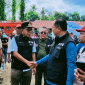 Terlihat Gubernur NTT Melki Laka Lena Bersalaman Dengan Gubernur NTB Lalu Muhamad Iqbal Sebagai Ungkapan Terimakasih Atas Gerak Cepat dan Dukungan NTB Bagi Masyarakat Terdampak Gempa Flores Saat Meninjau Lokasi Korban Gempa di Posko Dampek, Manggarai Timur, Kamis (20/8/2026).