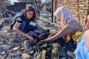 Terlihat Warga Memeriksa Dan Mengecek Sisa-sisa Barang Yang Terbakar di Kawasan Rumah Adat Sade, Lombok Tengah, Pasca-Kebakaran.