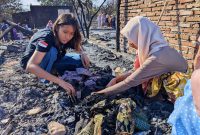 Terlihat Warga Memeriksa Dan Mengecek Sisa-sisa Barang Yang Terbakar di Kawasan Rumah Adat Sade, Lombok Tengah, Pasca-Kebakaran.