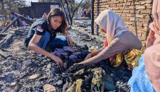 Terlihat Warga Memeriksa Dan Mengecek Sisa-sisa Barang Yang Terbakar di Kawasan Rumah Adat Sade, Lombok Tengah, Pasca-Kebakaran.