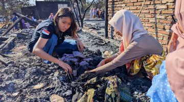 Terlihat Warga Memeriksa Dan Mengecek Sisa-sisa Barang Yang Terbakar di Kawasan Rumah Adat Sade, Lombok Tengah, Pasca-Kebakaran.