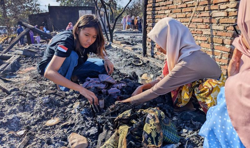 Terlihat Warga Memeriksa Dan Mengecek Sisa-sisa Barang Yang Terbakar di Kawasan Rumah Adat Sade, Lombok Tengah, Pasca-Kebakaran.