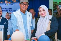 Wagub NTB Umi Dinda bersama Bupati Sumbawa saat launching Toko Inflasi Basamula di Pasar Seketeng, Sumbawa.