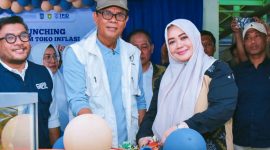 Wagub NTB Umi Dinda bersama Bupati Sumbawa saat launching Toko Inflasi Basamula di Pasar Seketeng, Sumbawa.
