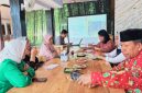 Terlihat Kepala Kantor Wilayah Kementerian Hukum NTB I Gusti Putu Milawati Memakai Baju Bunga Merah Saat Memberikan Arahan Dalam Kegiatan Penguatan Kepatuhan dan Tertib Administrasi Kenotariatan di Kota Bima.