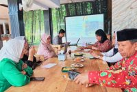 Terlihat Kepala Kantor Wilayah Kementerian Hukum NTB I Gusti Putu Milawati Memakai Baju Bunga Merah Saat Memberikan Arahan Dalam Kegiatan Penguatan Kepatuhan dan Tertib Administrasi Kenotariatan di Kota Bima.