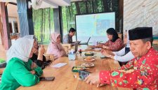 Terlihat Kepala Kantor Wilayah Kementerian Hukum NTB I Gusti Putu Milawati Memakai Baju Bunga Merah Saat Memberikan Arahan Dalam Kegiatan Penguatan Kepatuhan dan Tertib Administrasi Kenotariatan di Kota Bima.