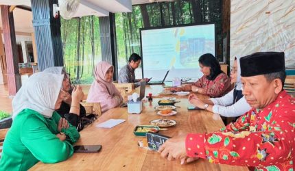Kakanwil Kemenkum NTB I Gusti Putu Milawati saat membina notaris di Kota Bima