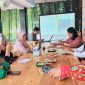 Terlihat Kepala Kantor Wilayah Kementerian Hukum NTB I Gusti Putu Milawati Memakai Baju Bunga Merah Saat Memberikan Arahan Dalam Kegiatan Penguatan Kepatuhan dan Tertib Administrasi Kenotariatan di Kota Bima.