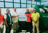 Bank NTB Syariah menyalurkan bantuan air bersih dan paket sembako kepada warga terdampak kebakaran di kawasan Desa Adat Sade, Lombok Tengah.