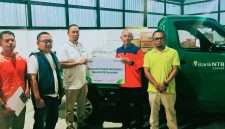 Bank NTB Syariah menyalurkan bantuan air bersih dan paket sembako kepada warga terdampak kebakaran di kawasan Desa Adat Sade, Lombok Tengah.