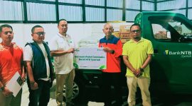 Bank NTB Syariah menyalurkan bantuan air bersih dan paket sembako kepada warga terdampak kebakaran di kawasan Desa Adat Sade, Lombok Tengah.