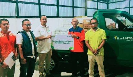 Bank NTB Syariah salurkan bantuan air bersih dan sembako untuk korban kebakaran Desa Adat Sade