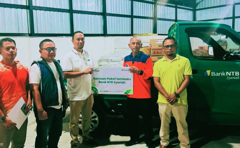 Bank NTB Syariah menyalurkan bantuan air bersih dan paket sembako kepada warga terdampak kebakaran di kawasan Desa Adat Sade, Lombok Tengah.