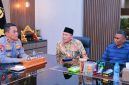 Kapolda NTB Irjen Pol. Kalingga Rendra Raharja Menerima Kunjungan Silaturahmi Anggota DPR RI Muazzim Akbar di Ruang Kerja Kapolda NTB.